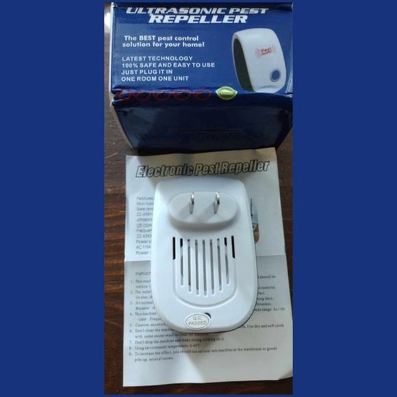 New in Box Pet Safe Ultrasonic Pest Repeller BLUE night light - Picture 3 of 3